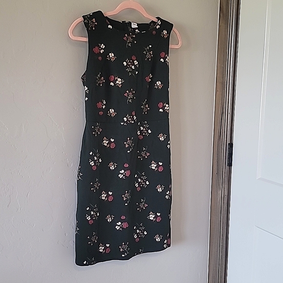 Old Navy Dresses & Skirts - Old Navy Pointe Sheath Dress
